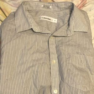 Calvin Klein Men’s Medium Gray Button Up Shirt